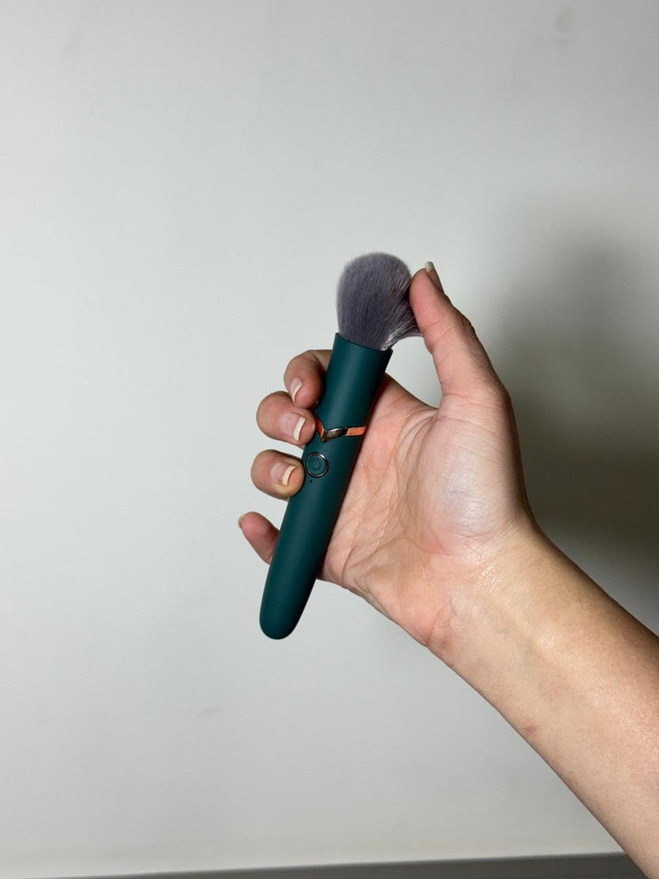 Electric meakup brush